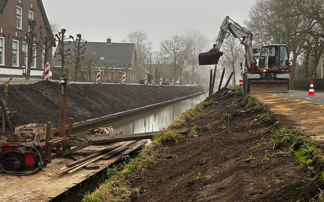 Het aanbrengen van hardhouten damwand in Benschop