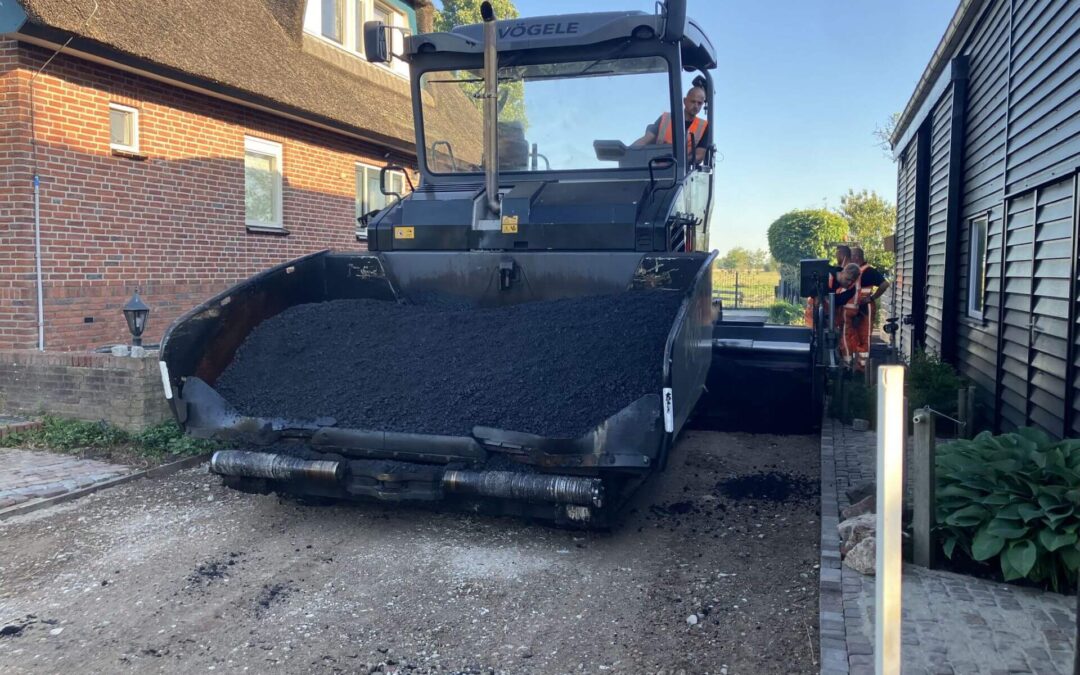 Nieuwe Oprit Geasfalteerd bij Woning in De Meije
